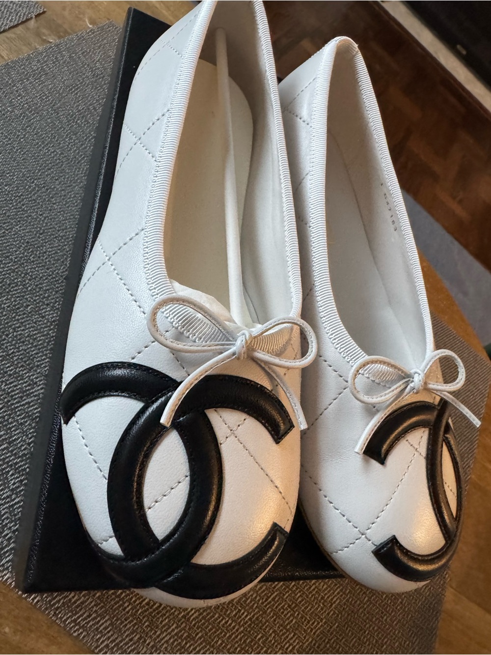 CHANEL White Cambon Ballet Flats with Black CC- Matthieu Blazy Coco Beach 2026 - Picture 2 of 5